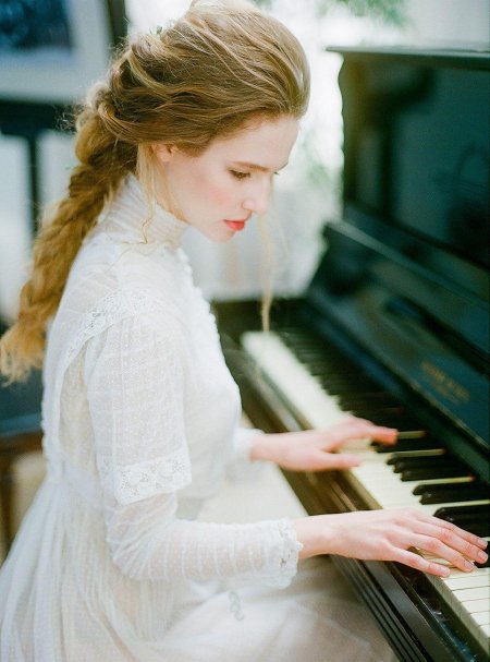 Девушка пианистка