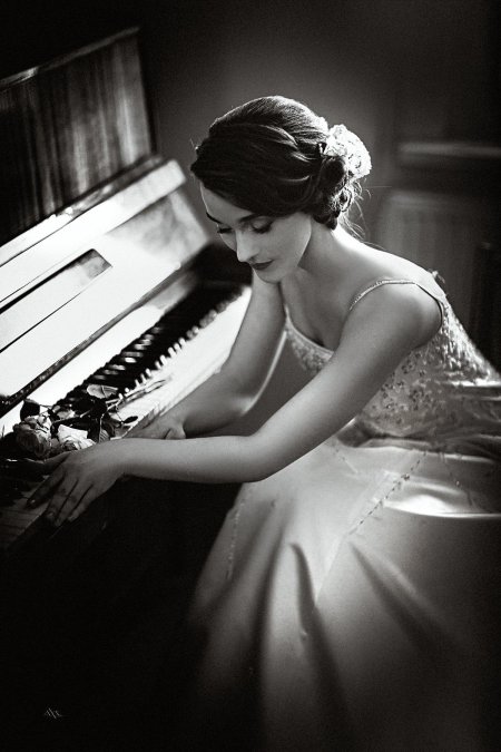 Женщина за роялем