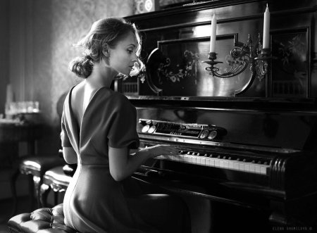 Женщина за роялем