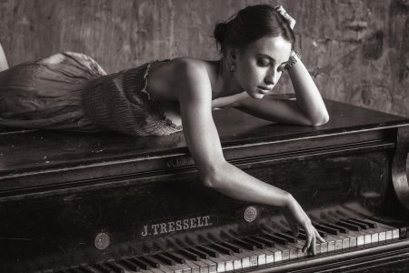 Девушка на пианино