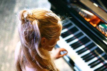 Девушка и пианино