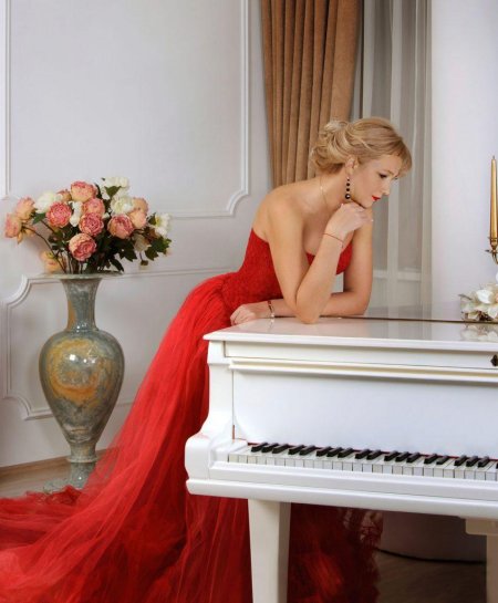 Пианистка в красном платье