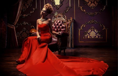 Девушки в роскошных платьях