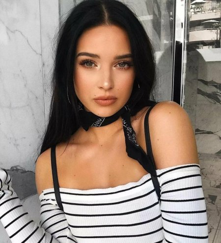 Красивая брюнетка