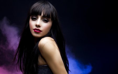 Девушка брюнетка