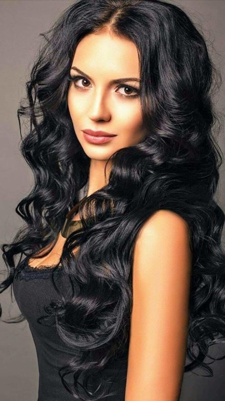 Красивая брюнетка