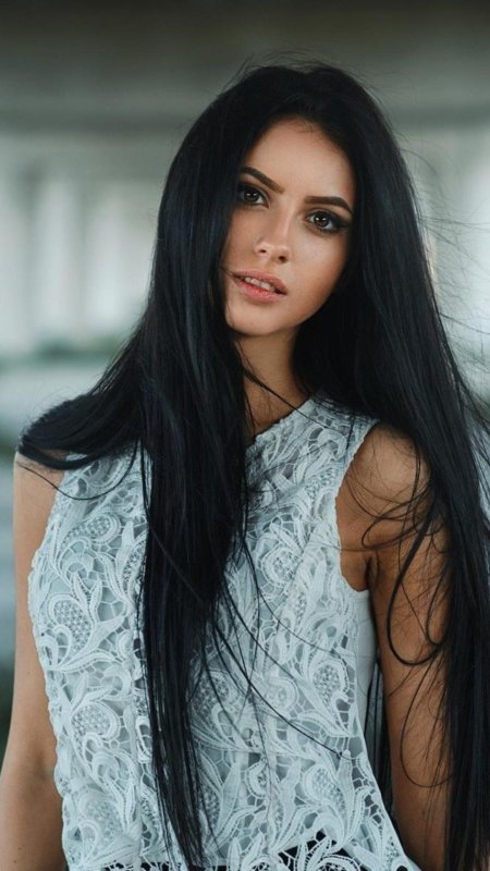 Брюнетка с длинными волосами