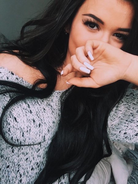 Красивая брюнетка