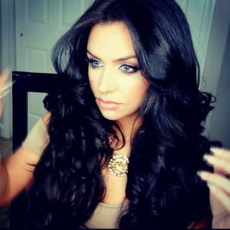 Брюнетка с длинными волосами