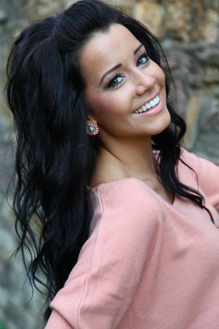 Красивая девушка брюнетка