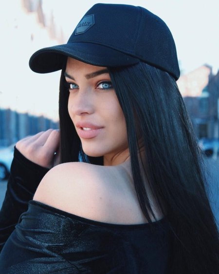 Красивая брюнетка