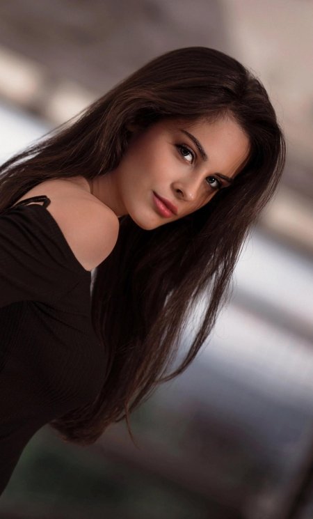 Брюнетка девушка