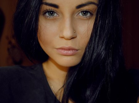 Красивая брюнетка