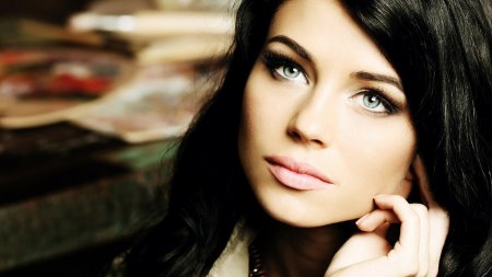 Красивая брюнетка