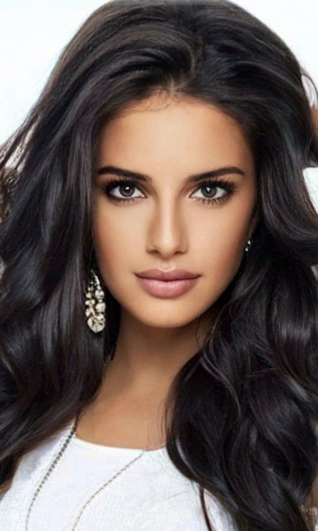 Модели брюнетки