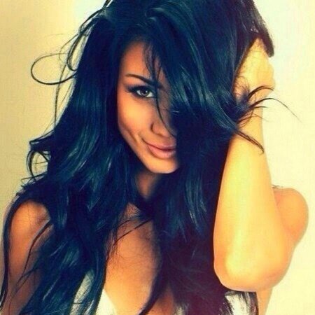 Красивая брюнетка