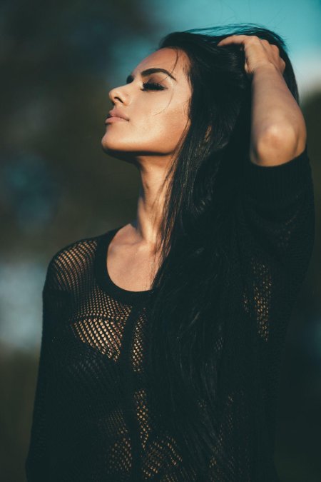 Брюнетка с длинными волосами