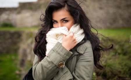 Красивая брюнетка