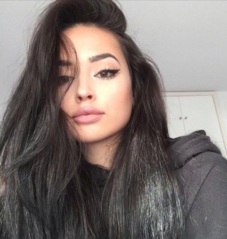 Девушка с темными волосами