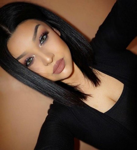 Красивая брюнетка