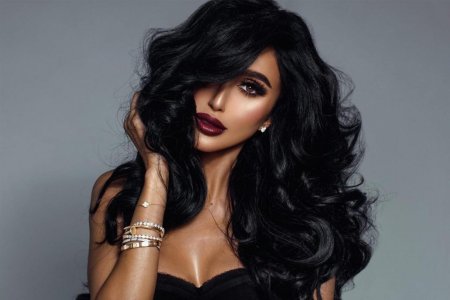 Красивая брюнетка