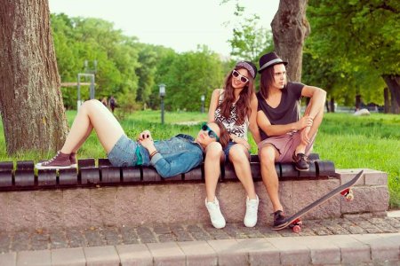 Молодежь в парке на скамейке