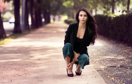 Девушка на аллее