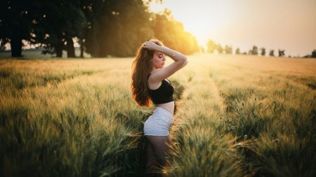 Девушка в поле