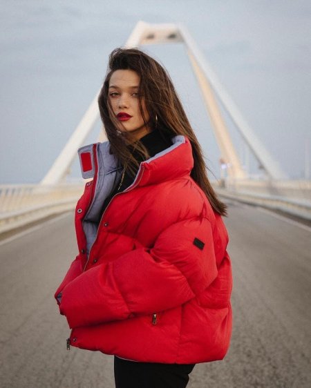 Девушка в красной куртке