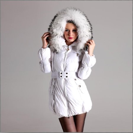Белый пуховик монклер женский