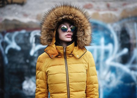 Девушка в пуховике