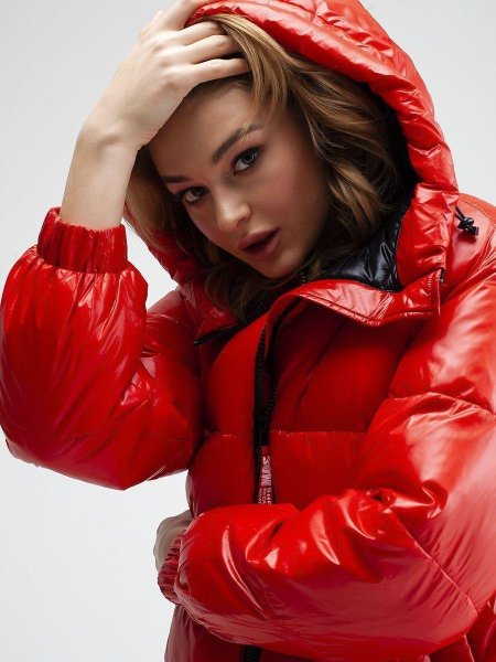 Красный пуховик женский