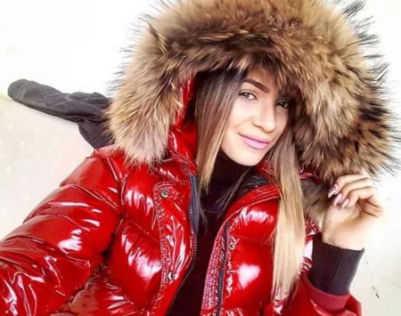 Красивые девушки в пуховиках