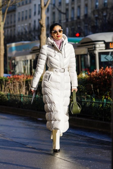 Белый длинный пуховик