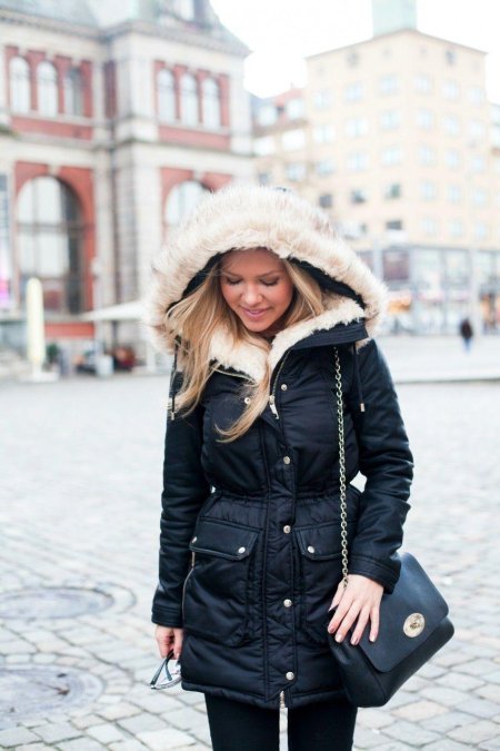 Девушка в зимней куртке