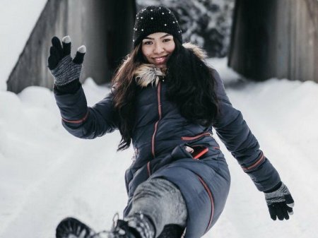 Девушка в пуховике зимой