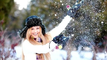 Счастливая девушка зима