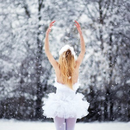 Девушка в снегу