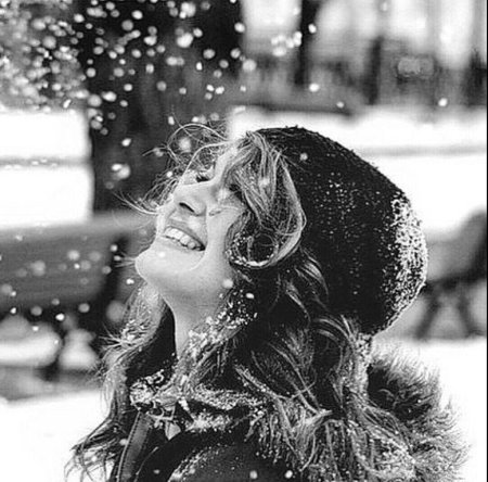 Девушка в снегу