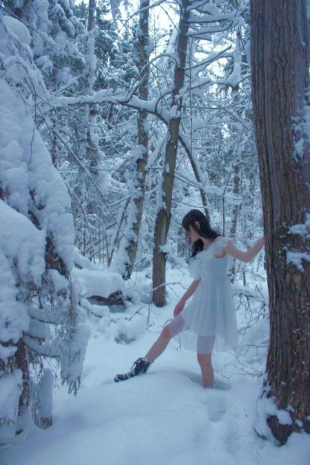 Девушка в зимнем лесу
