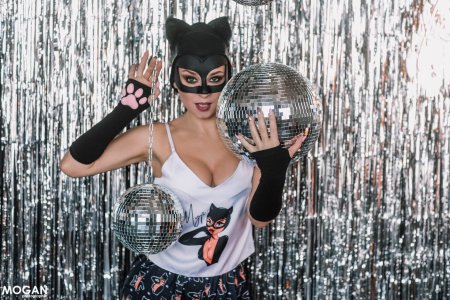 Девушка в костюме кошки