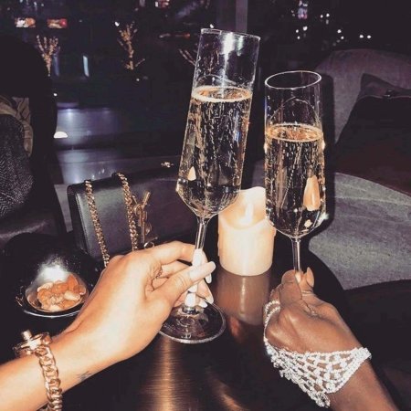 Рука с бокалом