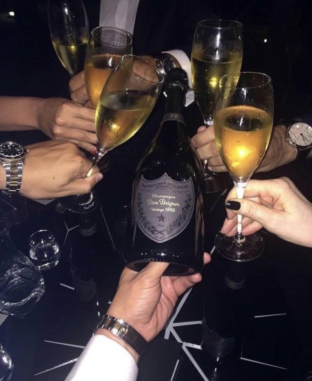 Бокал шампанского в руке