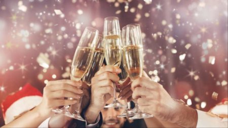 Много бокалов с шампанским