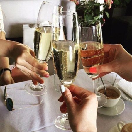Как правильно держать бокал с шампанским