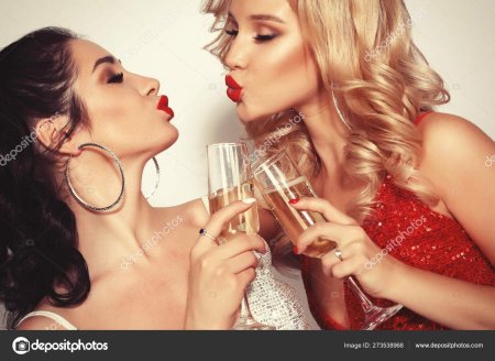 Две девушки один стакан