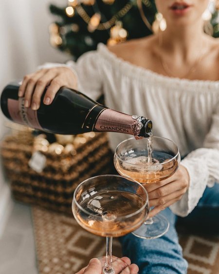 Бокал шампанского в руке девушки