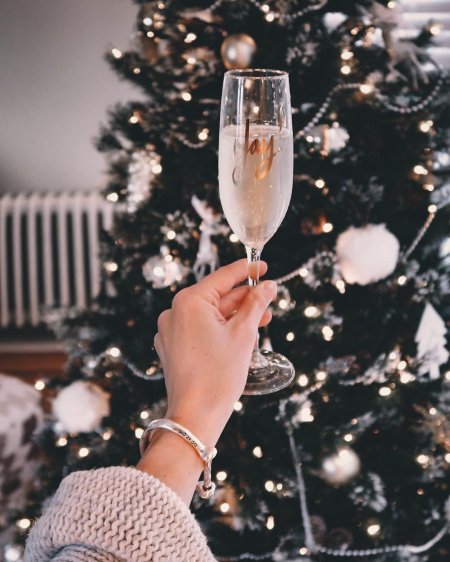 Бокал шампанского и елка