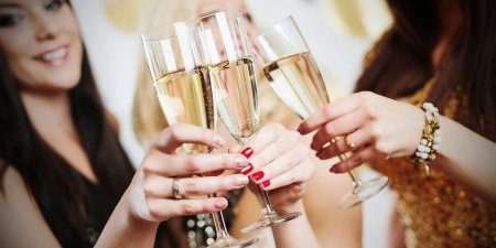 Девушка с бокалом шампанского