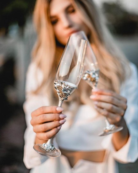 Девушка с шампанским